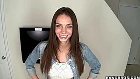 Teen model shows an amazing blowjobHD