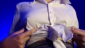 Latina girl gets horny on webcam elenafox1