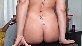 라티나 틴 대학 친구 유혹 하드 도기스타일 박다 딜도 플레이. 그녀가 구부려 야한 액션!