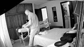 لاتينية بتستمتع بمساج مريح مع معالجها