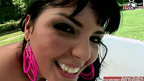 Kurvikas saksalainen MILF luonnollisilla tiskeillä tuntee intensiivistä anaali-porausta ulkona