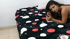 empezamos jugando con mi amiga y terminamos cogiendo en su propia cama