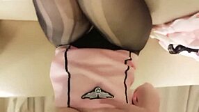 Η Κινέζα κοπέλα με στολή γδύνεται για τολμηρό μπλουτζόμπ