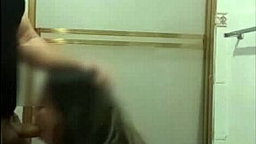 me cogí a la empleada de servicio escondido en el baño