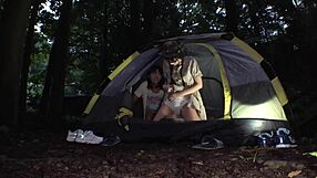 Hej, chcesz zobaczyć jak ta młoda 18+ japońska nastolatka 18+ dostaje głębokie gardło na kempingu?