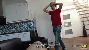 hunt4k בחור מגושם מוציא מזומנים מזיון חוץ עם החברה