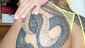 Gostosa tatuada se mostrando gostoso