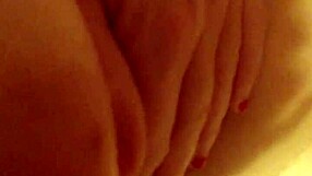 MILF tedesca matura si masturba con un grosso dildo