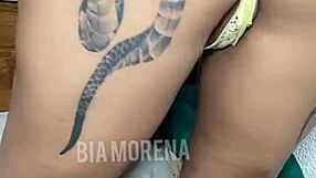 Gostosa tatuada se mostrando gostoso