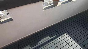 J'éjacule dans la bouche de ma copine pendant qu'elle bronze nue dehors