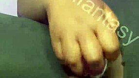 Smjela ebony beba igra se kremastom pičkom s dildom za intenzivnu masturbaciju