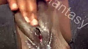 Smjela ebony beba igra se kremastom pičkom s dildom za intenzivnu masturbaciju