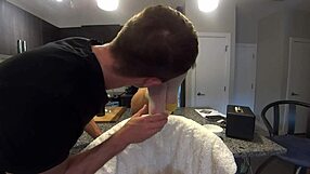 de ce nu îmi lingeți tălpile sudate în nailon ca fiu vitreg excitat?