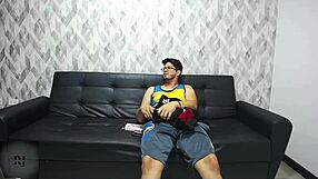 descubro a mi hermanastro masturbandose y me monto en su verga