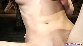 苗条美女剃毛小穴狂骑野性机器