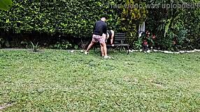 follando con esta rica madura en el jardín... damn, so hot, can't even type right!