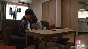 야, 전 여친 아야카 토모다 기억나? 도쿄 돌아와 결혼했는데 다시 박아!