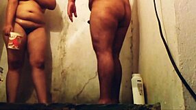 Pareja amateur bent over in doggystyle