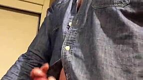 Fremmed filmer kjæresten som spruter på utendørs fest