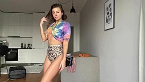 Seksi beba Melena Maria Rya pleše solo z naravnimi joškami v čutnem ruskem šovu