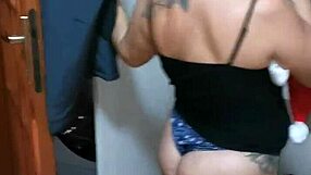 Milf gives oral cumshot for christmas 🎄