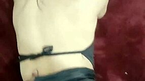 Liten latina 18+ möter styvbror efter fest, böjs över i doggystyle, får orgasm från creampie under semesterfetischmöte