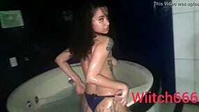 bruxinha fazendo exibicionismo na banheira completo no red