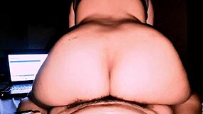 Ma belle-sœur m'espionne regardant des vidéos sur la webcam