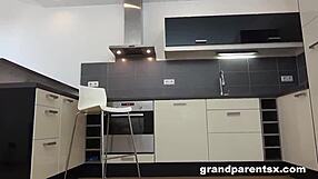 ว้าว! สาวผมเปียมารดาฟักกิ้งกับยายไร้ขนในเซ็กส์ 3 คนบ้าคลั่ง ดูเธอเรียนเร็ว!