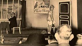 Adoro mi vida secreta explorando las veinte showgirls vintage tempranas con sus stripteases retro y desvistiendo antiguo
