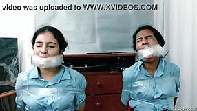 젊은 18+ 라티나가 엄청 세게 재갈 물리고 목 졸리는 거 볼 수 있어?