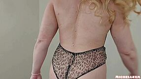 ميلف تشارك قصة تجربة مجموعة ملابس داخلية مثيرة