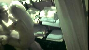 Pasangan amatir film seks hardcore mereka, bungkuk doggystyle dengan cumshot di tetek alami