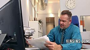 šefe, gledaj moje sise dok ih fotokopiram da te zavodim?