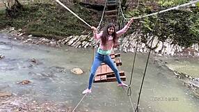 Am Wasserfall erlebt eine süße Führerin verbotenen extremen Sex. Sie wird in der Natur gefickt mit Blowjob und Doggy.