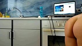 sexydea shows off her curves on live webcam