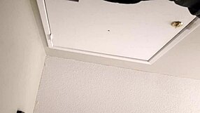 Descubro a mi novia rubia poniéndome los cuernos