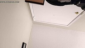 Descubro a mi novia rubia poniéndome los cuernos