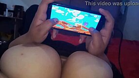 me encanta dejarme tocar las tetas por mi hermanastro mientras juego con el celular