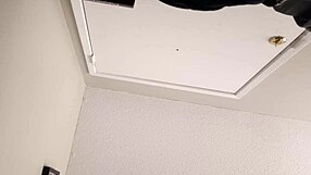 Descubro a mi novia rubia poniéndome los cuernos