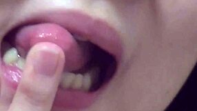 可爱日本美女在独奏中揉着她湿润的阴部