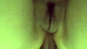 Di rumah dia deepthroat batang besar dan kongkek punggung