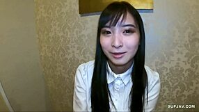 Hej, podívej se na necenzurovanou japonskou kurvičku v divoké amatérce! Čistý JAV žár.