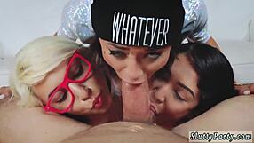 to unge 18+ amatørjenter prøver sugejobb første gang på cam