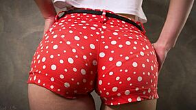 Het asiatisk tjej 18+ retas med tighta shorts och synlig troslinje