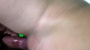 Esfreguei o pau sem camisinha na casada e gozei dentro