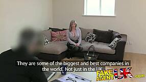 Chica Británica Azotada, Follada con Dedos y Cogida Dura en Sofa de Castinga