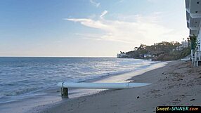 فتاة لاتينية شابة تمتص الزب وتنيك بقوة في مشهد قريب