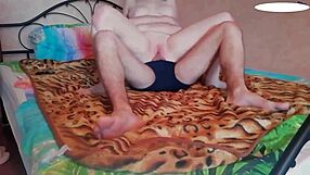 Cuki szőke keményen baszva kenőcs után, kúró csöpög a szájában