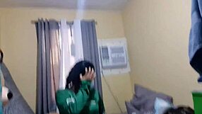 ฉันทนไม่ไหวเลยเสนอเงินให้สาวเอเชียคนขับรถเพื่อเย็ดด่วน